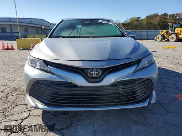 2020 Toyota Camry LE z VIN 4T1C11AK8LU351957, wystawiony jako Copart lot #86512345 z przebiegiem 83 646 mil mil oraz Szkoda całkowita • Salvage title. Historia ofert i sprzedaży dostępna na DreamBid. Obrazek 5.