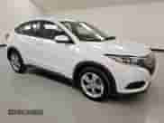 2020 Honda HR-V LX z VIN 3CZRU5H34LM702695, wystawiony jako Copart lot #80787745 z przebiegiem 26 881 mil mil oraz Czysty tytuł • Clean title. Historia ofert i sprzedaży dostępna na DreamBid. Obrazek 4.