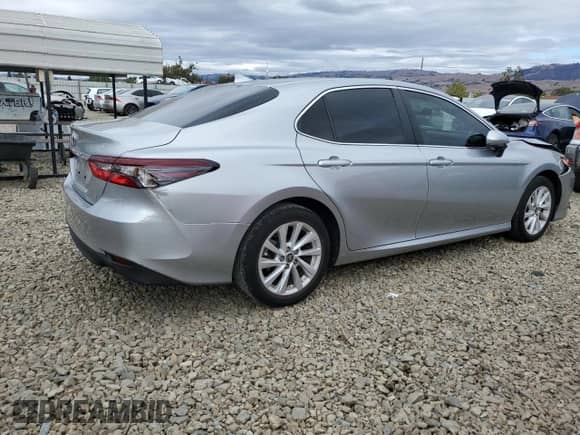 2022 Toyota Camry LE with VIN 4T1C11AK8NU051516, listed as a Copart auction lot 84958615 with 31,814 mi miles and Salvage title. Bid and sale history available at DreamBid. Image 3.