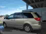 2004 Toyota Sienna XLE z VIN 5TDZA22C04S069460, wystawiony jako Copart lot #84008035 z przebiegiem 243 993 mil mil oraz Szkoda całkowita • Salvage title. Historia ofert i sprzedaży dostępna na DreamBid. Obrazek 2.