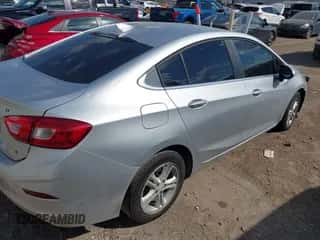 2018 Chevrolet Cruze LT z VIN 1G1BE5SM8J7182331, wystawiony jako IAAI lot #43394157 z przebiegiem Nie podano mil oraz . Historia ofert i sprzedaży dostępna na DreamBid. Obrazek 4.