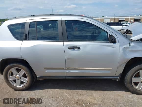 2008 Jeep Compass Sport с VIN 1J8FT47058D735438, выставлен на аукционе IAAI как лот 42367909 с пробегом 177 453 миль миль и . История ставок и продаж доступна на DreamBid. Изображение 13.