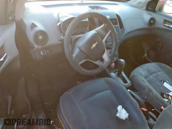 2012 Chevrolet Sonic LS z VIN 1G1JA5SH8C4204195, wystawiony jako Copart lot #80571705 z przebiegiem Nie podano mil oraz Czysty tytuł • Clean title. Historia ofert i sprzedaży dostępna na DreamBid. Obrazek 8.
