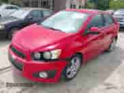 2013 Chevrolet Sonic LTZ z VIN 1G1JE5SB3D4186223, wystawiony jako IAAI lot #42388000 z przebiegiem 142 486 mil mil oraz . Historia ofert i sprzedaży dostępna na DreamBid. Obrazek 2.