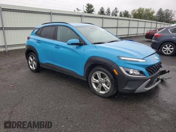 2022 Hyundai Kona SEL z VIN KM8K3CAB0NU761978, wystawiony jako Copart lot #82468725 z przebiegiem 59 927 mil mil oraz Szkoda całkowita • Salvage title. Historia ofert i sprzedaży dostępna na DreamBid. Obrazek 4.