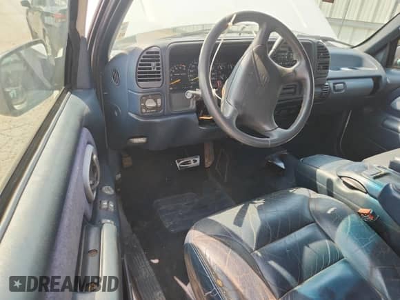 1996 GMC Sierra 1500 z VIN 2GTEC19R8T1536627, wystawiony jako Copart lot #80315045 z przebiegiem 159 514 mil mil oraz Czysty tytuł • Clean title. Historia ofert i sprzedaży dostępna na DreamBid. Obrazek 8.