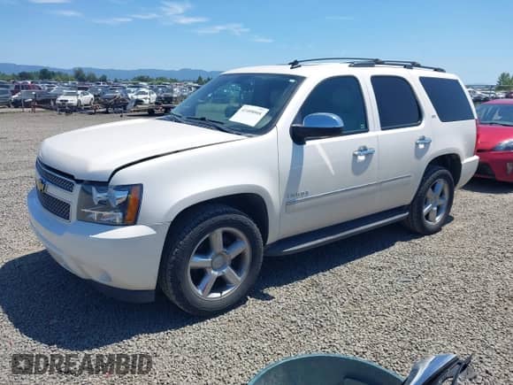 2013 Chevrolet Tahoe LTZ с VIN 1GNSCCE00DR198324, выставлен на аукционе IAAI как лот 42408008 с пробегом 89 154 миль миль и . История ставок и продаж доступна на DreamBid. Изображение 2.
