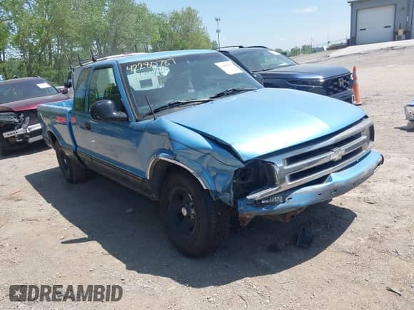 1996 Chevrolet S-10 LS z VIN 1GCCS19X8TK187767, wystawiony jako IAAI lot #42280787 z przebiegiem 144 507 mil mil oraz . Historia ofert i sprzedaży dostępna na DreamBid. Obrazek 6.