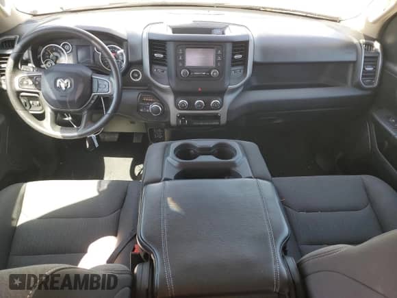 2019 Ram 1500 Tradesman z VIN 1C6SRFCT7KN545715, wystawiony jako Copart lot #49501075 z przebiegiem 95 226 mil mil oraz Czysty tytuł • Clean title. Historia ofert i sprzedaży dostępna na DreamBid. Obrazek 8.