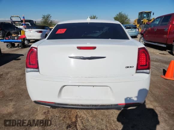 2022 Chrysler 300 Touring z VIN 2C3CCAAG5NH107509, wystawiony jako Copart lot #84619345 z przebiegiem 73 426 mil mil oraz Szkoda całkowita • Salvage title. Historia ofert i sprzedaży dostępna na DreamBid. Obrazek 6.