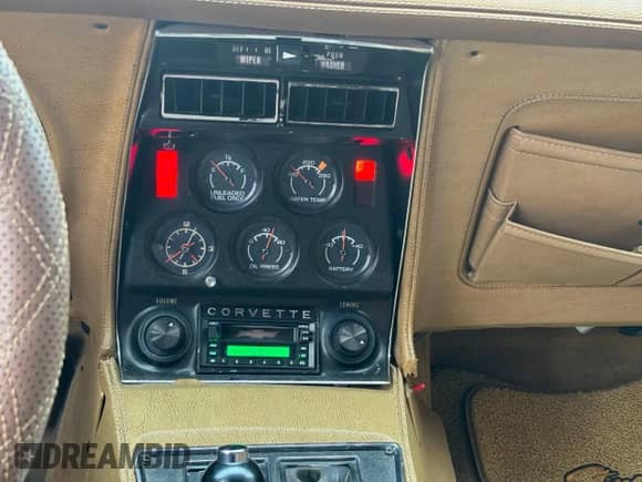 1975 Chevrolet Corvette z VIN 1Z37J5S437631, wystawiony jako Copart lot #51933835 z przebiegiem 98 510 mil mil oraz Czysty tytuł • Clean title. Historia ofert i sprzedaży dostępna na DreamBid. Obrazek 9.