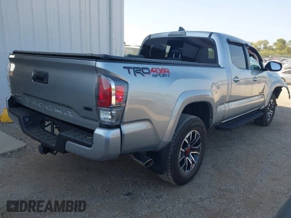 2023 Toyota Tacoma SR5 z VIN 3TMDZ5BN3PM142735, wystawiony jako IAAI lot #43182736 z przebiegiem 18 513 mil mil oraz . Historia ofert i sprzedaży dostępna na DreamBid. Obrazek 4.