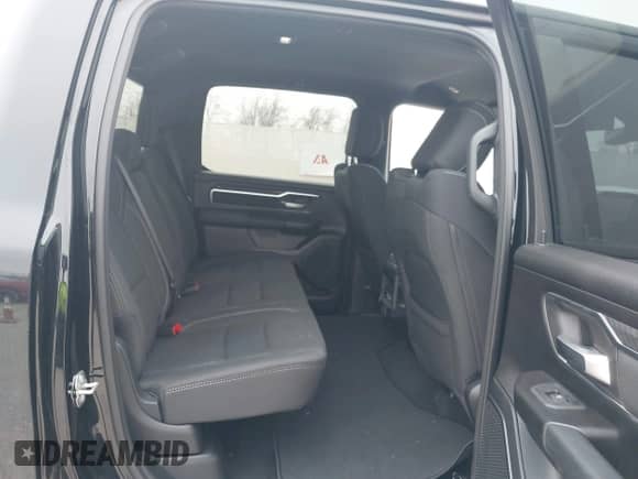 2025 Ram 1500 Big Horn z VIN 1C6RREFP3SN634401, wystawiony jako IAAI lot #41434346 z przebiegiem 4 226 mil mil oraz . Historia ofert i sprzedaży dostępna na DreamBid. Obrazek 8.