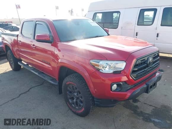 2020 Toyota Tacoma SR5 z VIN 3TMBZ5DN1LM024276, wystawiony jako IAAI lot #41454565 z przebiegiem 76 461 mil mil oraz . Historia ofert i sprzedaży dostępna na DreamBid. Obrazek 1.