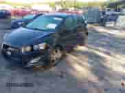 2013 Chevrolet Sonic RS z VIN 1G1JH6SB9D4176972, wystawiony jako IAAI lot #42191316 z przebiegiem 85 102 mil mil oraz . Historia ofert i sprzedaży dostępna na DreamBid. Obrazek 2.