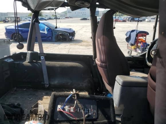 1998 Jeep Wrangler Sport z VIN 1J4FY19S0WP800126, wystawiony jako Copart lot #80571455 z przebiegiem Nie podano mil oraz Nie do naprawy • Non repairable. Historia ofert i sprzedaży dostępna na DreamBid. Obrazek 10.