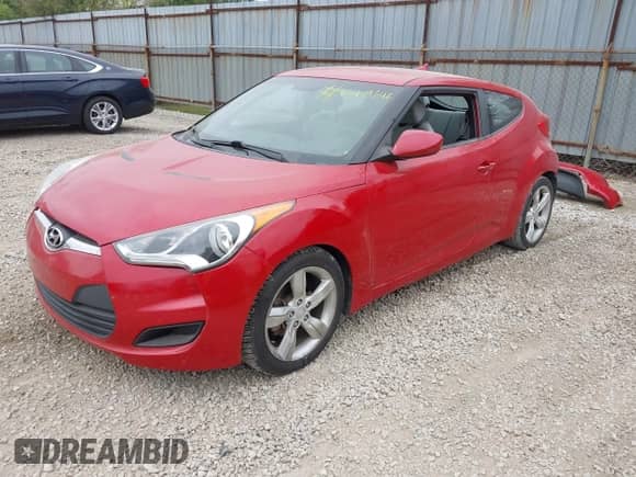 2013 Hyundai Veloster w/Black Int z VIN KMHTC6AD7DU129100, wystawiony jako IAAI lot #43459342 z przebiegiem 98 170 mil mil oraz . Historia ofert i sprzedaży dostępna na DreamBid. Obrazek 2.