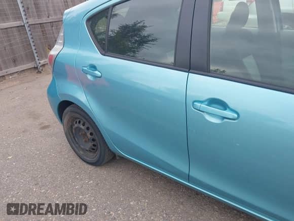 2013 Toyota Prius One z VIN JTDKDTB35D1049040, wystawiony jako IAAI lot #43130782 z przebiegiem 96 170 mil mil oraz . Historia ofert i sprzedaży dostępna na DreamBid. Obrazek 6.