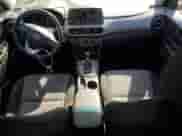 2020 Hyundai Kona SEL z VIN KM8K2CAA4LU514521, wystawiony jako Copart lot #69837615 z przebiegiem 81 686 mil mil oraz Szkoda całkowita • Salvage title. Historia ofert i sprzedaży dostępna na DreamBid. Obrazek 8.
