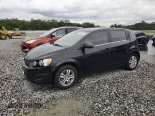 2013 Chevrolet Sonic LT z VIN 1G1JC6SH1D4148361, wystawiony jako Copart lot #90416425 z przebiegiem 221 468 mil mil oraz Czysty tytuł • Clean title. Historia ofert i sprzedaży dostępna na DreamBid. Obrazek 1.