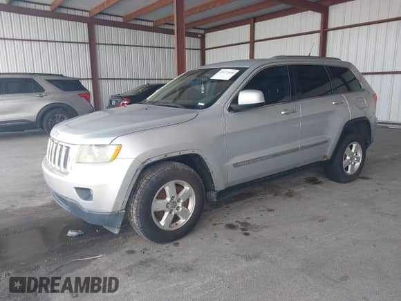 2011 Jeep Grand Cherokee Laredo z VIN 1J4RS4GG6BC524387, wystawiony jako IAAI lot #43177439 z przebiegiem 136 475 mil mil oraz . Historia ofert i sprzedaży dostępna na DreamBid. Obrazek 2.