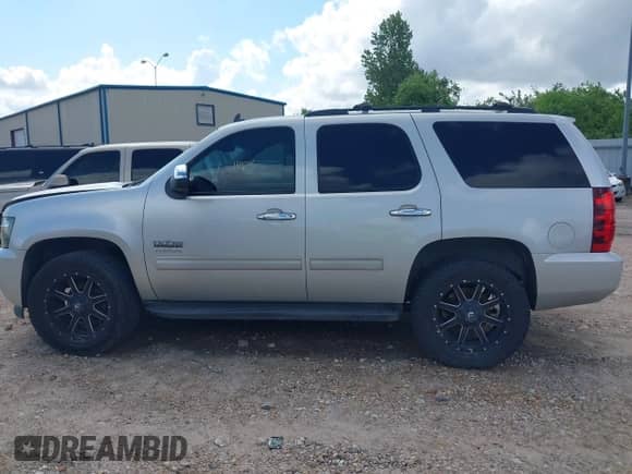 2014 Chevrolet Tahoe LS with VIN 1GNSCAE08ER110786, listed as a IAAI auction lot 42904735 with 175,776 mi miles and . Bid and sale history available at DreamBid. Image 14.