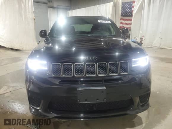 2018 Jeep Grand Cherokee Trackhawk z VIN 1C4RJFN90JC459012, wystawiony jako Copart lot #83873815 z przebiegiem 9 096 mil mil oraz Szkoda całkowita • Salvage title. Historia ofert i sprzedaży dostępna na DreamBid. Obrazek 5.
