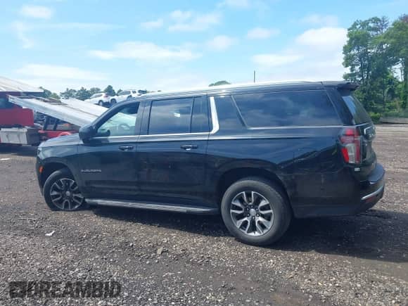 2023 Chevrolet Suburban LS z VIN 1GNSKBKD7PR110877, wystawiony jako IAAI lot #42519916 z przebiegiem 96 608 mil mil oraz . Historia ofert i sprzedaży dostępna na DreamBid. Obrazek 14.