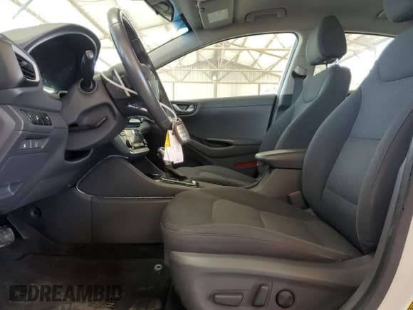 2018 Hyundai Ioniq SEL z VIN KMHC75LC6JU096816, wystawiony jako Copart lot #55501724 z przebiegiem 97 777 mil mil oraz . Historia ofert i sprzedaży dostępna na DreamBid. Obrazek 7.