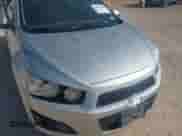 2014 Chevrolet Sonic LS z VIN 1G1JB5SH5E4121792, wystawiony jako IAAI lot #42955780 z przebiegiem 151 553 mil mil oraz . Historia ofert i sprzedaży dostępna na DreamBid. Obrazek 6.