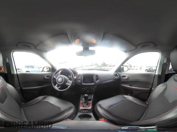 2018 Jeep Compass Trailhawk z VIN 3C4NJDDB7JT419375, wystawiony jako IAAI lot #43213951 z przebiegiem 60 692 mil mil oraz . Historia ofert i sprzedaży dostępna na DreamBid. Obrazek 19.