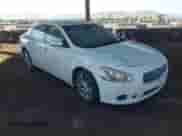 2013 Nissan Maxima SV z VIN 1N4AA5AP2DC818284, wystawiony jako IAAI lot #43348708 z przebiegiem 157 605 mil mil oraz . Historia ofert i sprzedaży dostępna na DreamBid. Obrazek 1.