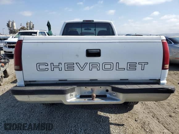 1997 Chevrolet Silverado 1500 z VIN 1GCEC14W6VZ153440, wystawiony jako Copart lot #56316815 z przebiegiem 175 548 mil mil oraz Czysty tytuł • Clean title. Historia ofert i sprzedaży dostępna na DreamBid. Obrazek 6.