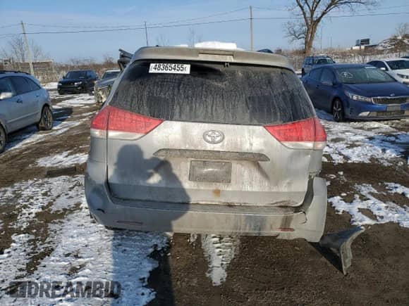 2013 Toyota Sienna L z VIN 5TDZK3DC3DS312727, wystawiony jako Copart lot #48365455 z przebiegiem Nie podano mil oraz Nie do naprawy • Non repairable. Historia ofert i sprzedaży dostępna na DreamBid. Obrazek 6.