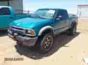 1996 Chevrolet S-10 LS с VIN 1GCCT19X4TK198987, выставлен на аукционе IAAI как лот 42888961 с пробегом 293 820 миль миль и . История ставок и продаж доступна на DreamBid. Изображение 2.