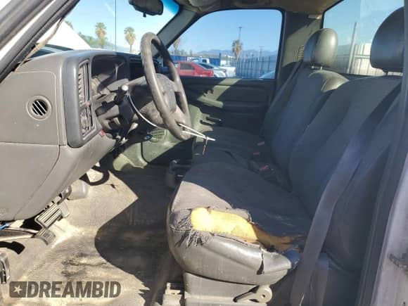 2005 Chevrolet Silverado 1500 z VIN 1GCEC14V85Z152121, wystawiony jako Copart lot #49005945 z przebiegiem 323 251 mil mil oraz Szkoda całkowita • Salvage title. Historia ofert i sprzedaży dostępna na DreamBid. Obrazek 7.