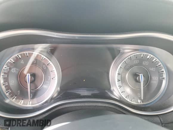 2015 Chrysler 300 C с VIN 2C3CCAET3FH830414, выставлен на аукционе Copart как лот 73649014 с пробегом Не указан миль и Списание • Salvage title. История ставок и продаж доступна на DreamBid. Изображение 9.