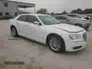 2012 Chrysler 300 C z VIN 2C3CCAET4CH174462, wystawiony jako Copart lot #71696585 z przebiegiem 107 736 mil mil oraz Szkoda całkowita • Salvage title. Historia ofert i sprzedaży dostępna na DreamBid. Obrazek 4.