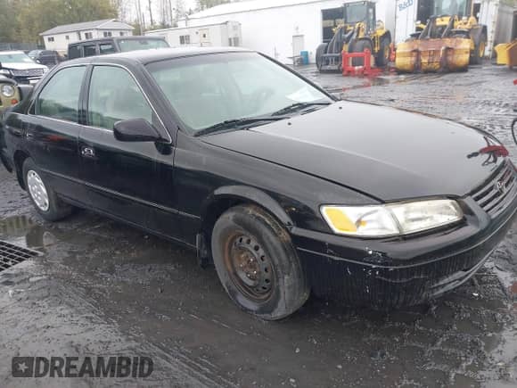 1998 Toyota Camry LE z VIN 4T1BG22K1WU200140, wystawiony jako IAAI lot #43443801 z przebiegiem Nie podano mil oraz . Historia ofert i sprzedaży dostępna na DreamBid. Obrazek 6.