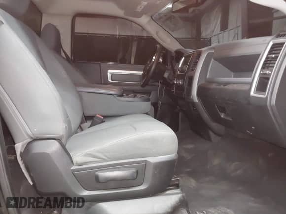 2014 Ram 1500 Express z VIN 3C6JR6AT5EG142019, wystawiony jako IAAI lot #42909966 z przebiegiem 136 943 mil mil oraz . Historia ofert i sprzedaży dostępna na DreamBid. Obrazek 5.