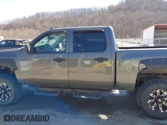 2011 Chevrolet Silverado 1500 LS z VIN 3GCPKREA9BG182360, wystawiony jako IAAI lot #41782080 z przebiegiem 214 465 mil mil oraz . Historia ofert i sprzedaży dostępna na DreamBid. Obrazek 14.