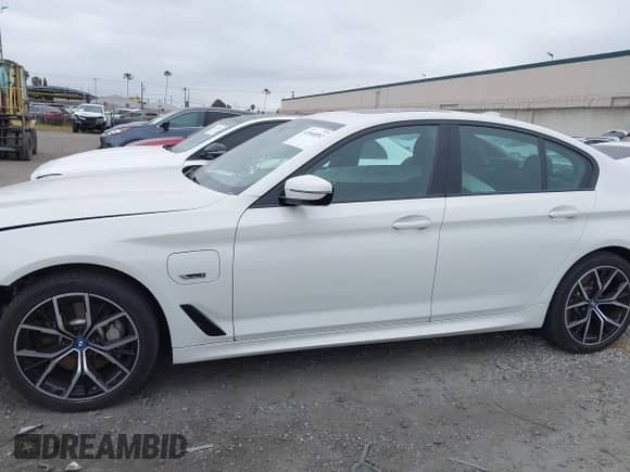 2023 BMW 5 Series 530e z VIN WBA13AG06PCM79635, wystawiony jako IAAI lot #41846892 z przebiegiem 22 772 mil mil oraz . Historia ofert i sprzedaży dostępna na DreamBid. Obrazek 14.