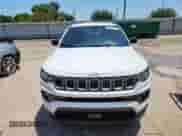 2023 Jeep Compass Latitude Lux z VIN 3C4NJDFN5PT508457, wystawiony jako Copart lot #63690655 z przebiegiem 25 297 mil mil oraz Szkoda całkowita • Salvage title. Historia ofert i sprzedaży dostępna na DreamBid. Obrazek 5.