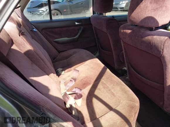 1993 Honda Accord z VIN 1HGCB7658PA175217, wystawiony jako IAAI lot #42737475 z przebiegiem 151 391 mil mil oraz . Historia ofert i sprzedaży dostępna na DreamBid. Obrazek 8.