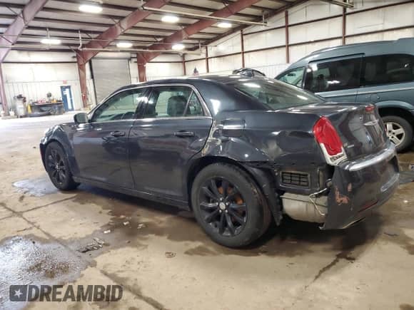 2016 Chrysler 300 Limited z VIN 2C3CCARG4GH358464, wystawiony jako Copart lot #43328695 z przebiegiem 74 923 mil mil oraz Czysty tytuł • Clean title. Historia ofert i sprzedaży dostępna na DreamBid. Obrazek 2.