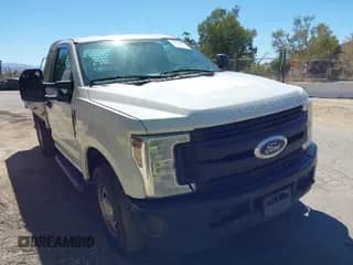 2019 Ford F-250 XL z VIN 1FDBF2A60KED43205, wystawiony jako IAAI lot #43133020 z przebiegiem 113 741 mil mil oraz . Historia ofert i sprzedaży dostępna na DreamBid. Obrazek 1.