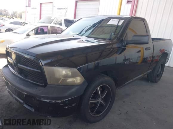 2010 Dodge 1500 ST z VIN 3D7JB1EP7AG106300, wystawiony jako IAAI lot #42549237 z przebiegiem 158 718 mil mil oraz . Historia ofert i sprzedaży dostępna na DreamBid. Obrazek 17.