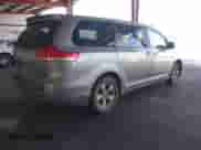 2012 Toyota Sienna z VIN 5TDKA3DC2CS013412, wystawiony jako IAAI lot #43273974 z przebiegiem 193 603 mil mil oraz . Historia ofert i sprzedaży dostępna na DreamBid. Obrazek 4.