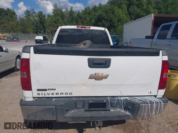 2010 Chevrolet Silverado 1500 LT with VIN 1GCSCSE01AZ193521, listed as a IAAI auction lot 43333362 with 282,551 mi miles and . Bid and sale history available at DreamBid. Image 17.