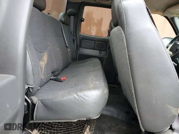 2006 Chevrolet Silverado 1500 LS z VIN 1GCEC19X86Z137517, wystawiony jako Copart lot #82598584 z przebiegiem 170 142 mil mil oraz Szkoda całkowita • Salvage title. Historia ofert i sprzedaży dostępna na DreamBid. Obrazek 10.